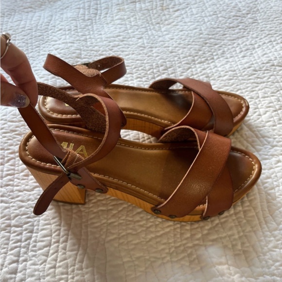 Elegant Brown Platform Sandals - Picture 4 of 5